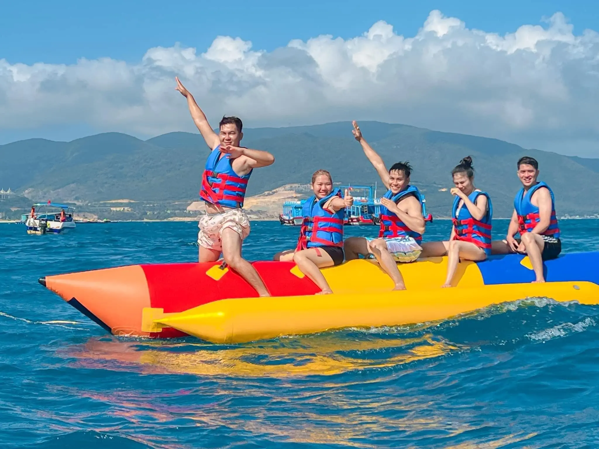 Đi tour 3 đảo Nha Trang nên 1 lần đi phao chuối