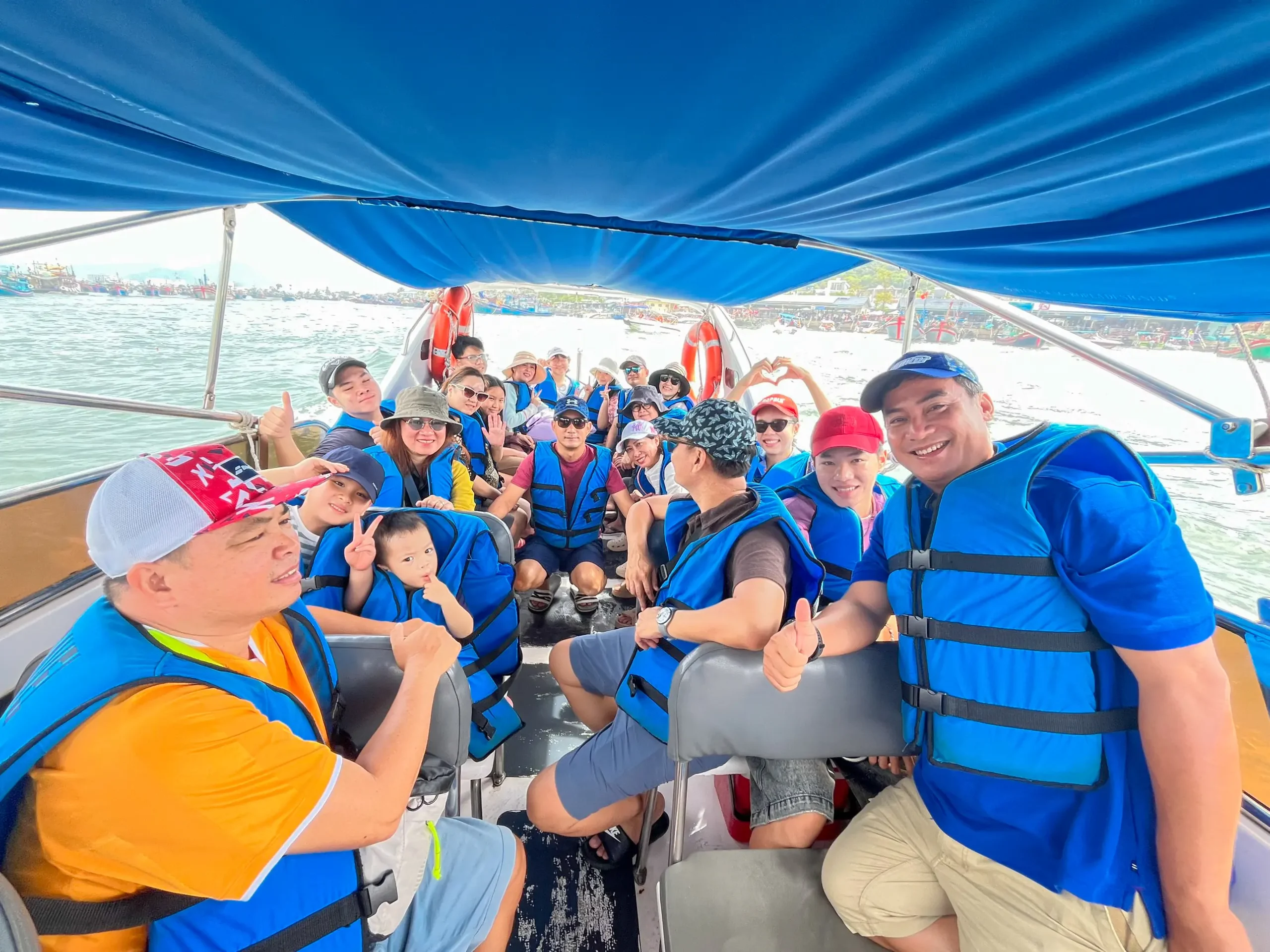 Di chuyển trong tour 3 đảo Nha Trang ra đảo bằng cano siêu tốc